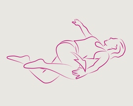 Žena leži na podu s jednom nogom preko druge i radi vježbu uvrtanja kičme. 