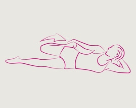 Žena leži na boku i povlači stopalo kako bi istegla kvadriceps 