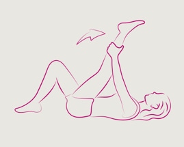 Žena leži na leđima i isteže zadnju ložu držeći rukama lijevi nožni članak 