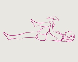Žena leži na leđima i radi istezanje koljeno uz grudi.